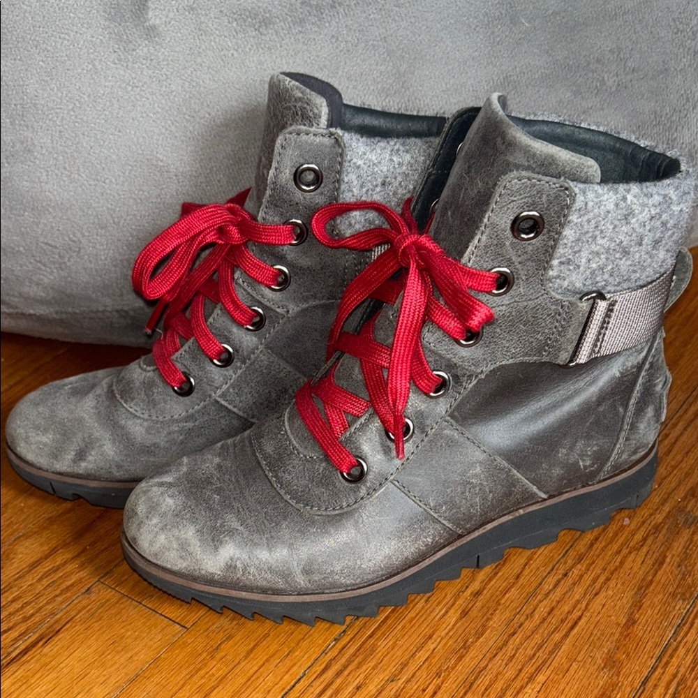 Sorel Harlow Conquest Lace Up Boots in Quarry